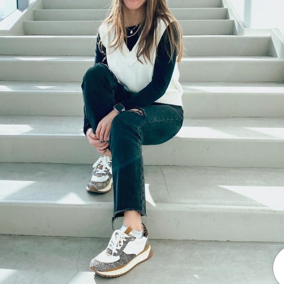 Abercrombie NWT medium cream white v-neck sweater vest - Picture 2 of 6